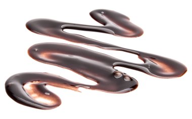 Beyaz arkaplanda izole edilmiş çikolata şurubu damlası