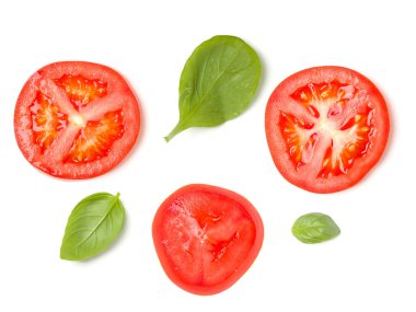 Domates dilimleri ve salata yapraklarından oluşan yaratıcı bir düzen. Düz yerde, üst tarafta. Yemek konsepti. Beyaz arka planda izole edilmiş sebzeler. Gıda bileşenleri kalıbı.
