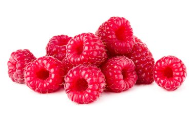 Beyaz arka planda izole edilmiş olgun ahududular.