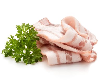 Beyaz arka plan kesme izole dilimlenmiş domuz pastırması ve maydanoz yaprakları