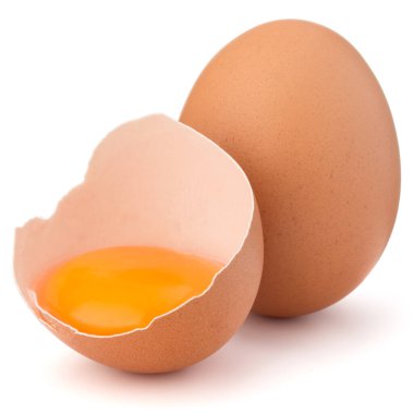 Yumurta yumurta kabuğu yarısında kırık ve çiğ yumurta beyaz arka plan kesme izole