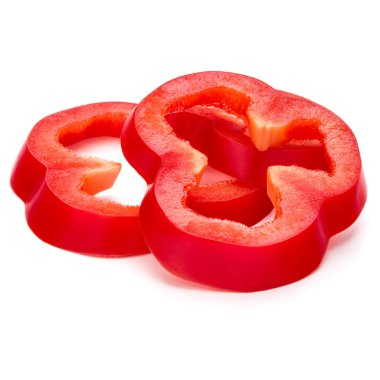 Kırmızı tatlı dolmalık biber dilimleri beyaz arka planda izole edilmiş.