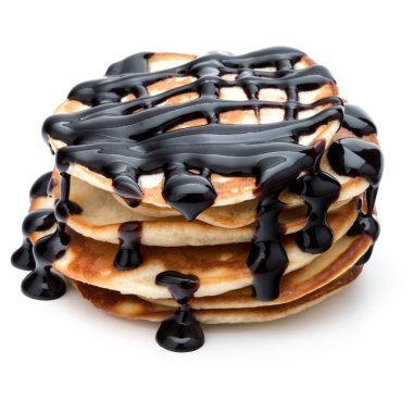 Krep yığını beyaz zemin üzerine çikolata şurubu ile