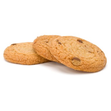 Beyaz arka planda izole edilmiş çikolatalı kurabiyeler. Tatlı bisküviler. Ev yapımı pasta...