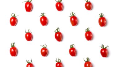 Kiraz domates izole sarı zemin üzerine gıda deseni. Düz yatıyordu, en iyi görünümü.