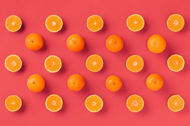 Canlı mercan arka plan taze portakal mandalina veya mandalina meyve desen. Düz yatıyordu, üstten bak. Pop art tasarımı, yaratıcı yaz konsepti. Minimal tarzda narenciye.