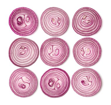 Soğan dilimlerinden yapılmış yaratıcı bir düzen. Düz yerde, üst tarafta. Beyaz arka planda izole edilmiş sebzeler. Gıda bileşeni kalıbı..