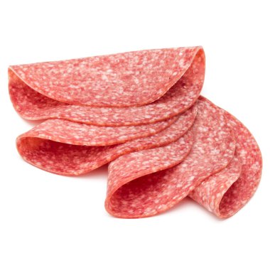 Beyaz arka planda izole edilmiş salam tütsülenmiş sosis dilimleri