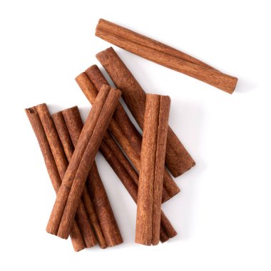 Tarçın çubukları beyaz arka planda izole edilmiş. Canella baharatı. Aromatik baharat arka planı. Düz yatış, üst görünüm.