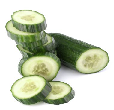 Beyaz arka plan üzerinde kesme izole salatalık dilimleri