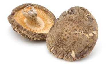Beyaz arka plan üzerinde izole kurutulmuş shiitake mantar