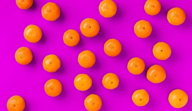Portakallı taze mandalina ya da leylak üzerine mandalina deseni. Düz yerde, üst tarafta. Pop sanat tasarımı, yaratıcı yaz konsepti. Asgari stilde citrus..