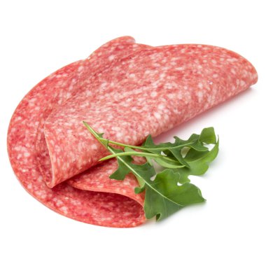 Beyaz arka planda izole edilmiş salam tütsülenmiş sosis dilimleri