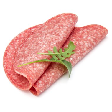 Beyaz arka planda izole edilmiş salam tütsülenmiş sosis dilimleri