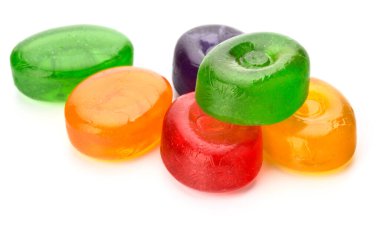 renkli meyve sert şeker şeker, haşlanmış şeker veya şeker Erik beyaz arka plan kesme izole