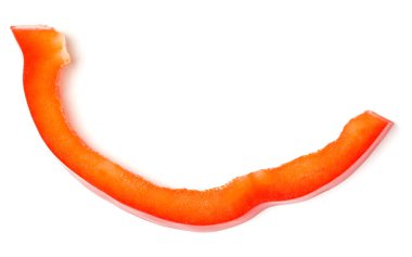 beyaz arka plan kesim izole kırmızı biber dilim parçası. Üst görünüm, düz yatıyordu..