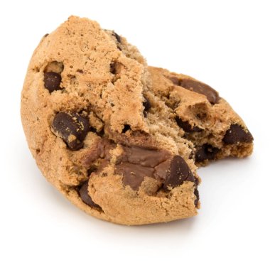 Beyaz arka plan üzerinde izole bir kırık Çikolata parçalı kurabiye. Tatlı bisküvi kırıntıları. Ev yapımı pasta.