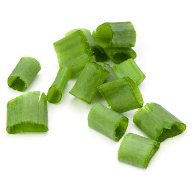 doğranmış taze soğan veya beyaz arka plan kesme izole yeşil soğan