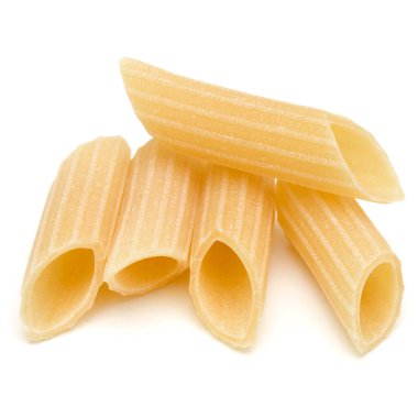 Beyaz arka planda izole edilmiş İtalyan makarnası. Pennoni. Penne rigate.