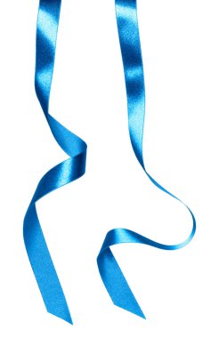 Beyaz arka plan üzerinde izole mavi renkte parlak saten kurdele yakın çekim