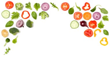 Domates dilimi, soğan, salatalık ve fesleğen yapraklarından oluşan yaratıcı bir düzen. Düz yerde, üst tarafta. Yemek konsepti. Beyaz arka planda izole edilmiş sebzeler. Fotokopi alanı olan besin bileşeni deseni.