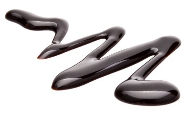 Beyaz arkaplanda izole edilmiş çikolata şurubu damlası