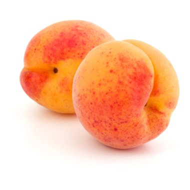 Beyaz arka plan kesme izole iki kayısı meyve