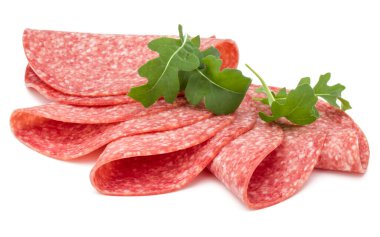 Beyaz arka planda izole edilmiş salam tütsülenmiş sosis dilimleri