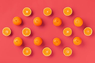 Canlı mercan arka plan taze portakal mandalina veya mandalina meyve desen. Düz yatıyordu, üstten bak. Pop art tasarımı, yaratıcı yaz konsepti. Minimal tarzda narenciye.