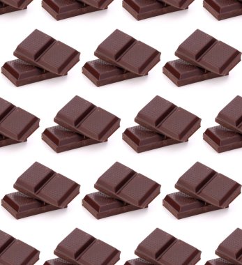 Beyaz arka planda izole edilmiş çikolata yığınları. Kusursuz yemek kalıbı.