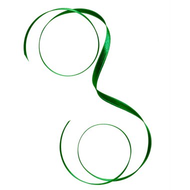 Beyaz arka plan üzerinde izole yeşil renkte parlak saten şerit