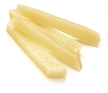 Beyaz arka planda izole edilmiş patates kızartması için hazırlanmış çiğ patates dilimleri.