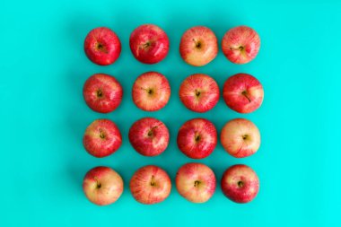 Mavi arka plan üzerinde kırmızı elma meyve deseni. Düz yatıyordu, en iyi görünüm. Pop sanat tasarım, yaratıcı yaz konsepti. Gıda arka plan...