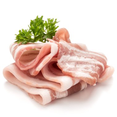 Beyaz arka plan kesme izole dilimlenmiş domuz pastırması ve maydanoz yaprakları