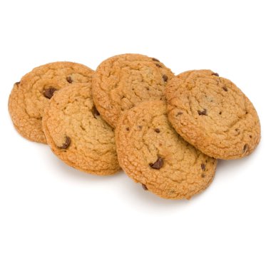 Beyaz arka planda izole edilmiş çikolatalı kurabiyeler. Tatlı bisküviler. Ev yapımı pasta..