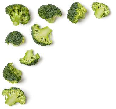 Brokoliden yapılmış yaratıcı bir düzen. Düz yerde, üst tarafta. Beyaz arka planda izole edilmiş sebzeler. Gıda bileşeni kalıbı. Boşluğu kopyala..