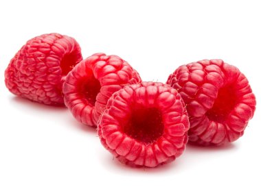 Beyaz arka planda izole edilmiş olgun ahududular.