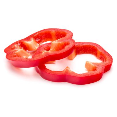 Kırmızı tatlı dolmalık biber dilimleri beyaz arka planda izole edilmiş.