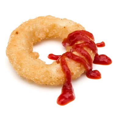 Gevrek derin kızarmış soğan veya beyaz arka plan üzerinde izole ketçap ile kalamar halka