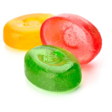 Üç renkli meyve sert şekerler, haşlanmış şeker veya şeker Erik izole beyaz arka plan kesme şeker