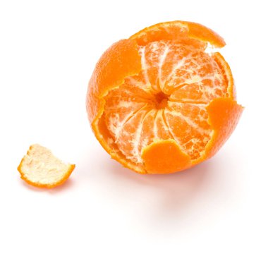 Beyaz arka planda soyulmuş mandalina ya da mandalina meyvesi izole edilmiş