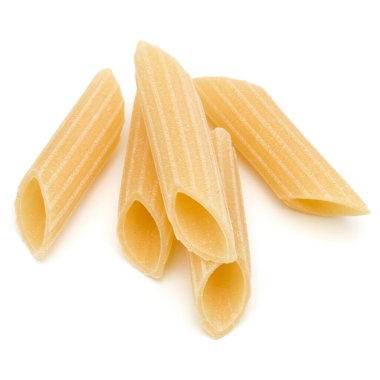 Beyaz arka plan üzerinde izole makarna çeşitleri. Pennoni. Penne rigate.