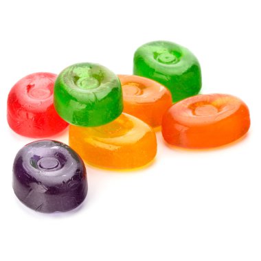 renkli meyve sert şeker şeker, haşlanmış şeker veya şeker Erik beyaz arka plan kesme izole