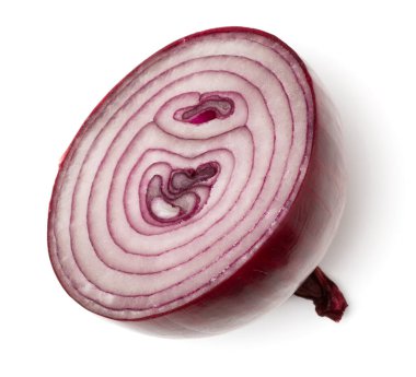 Beyaz arka planda izole kırmızı Soğan yarısı. Üst görünüm, düz yatıyordu.