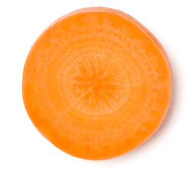 Beyaz arka planda izole edilmiş havuç dilimi. Üst manzara, düz uzanma.