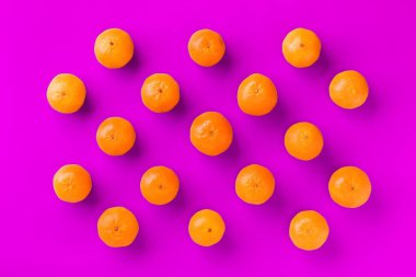 Leylak arka plan üzerinde taze portakal mandalina veya mandalina Meyve desen. Düz yatıyordu, üstten bak. Pop art tasarımı, yaratıcı yaz konsepti. Minimal tarzda narenciye.