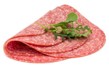 Beyaz arka planda izole edilmiş salam tütsülenmiş sosis dilimleri