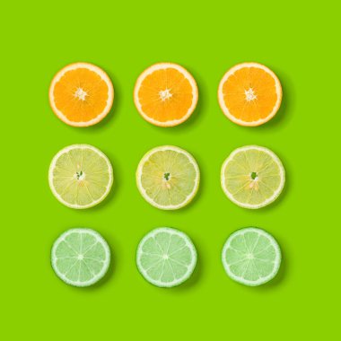 Narenciye meyve deseni yeşil zemin üzerine. Portakal, limon, limon dilimleri arka plan. Düz yatıyordu, en iyi görünümü.