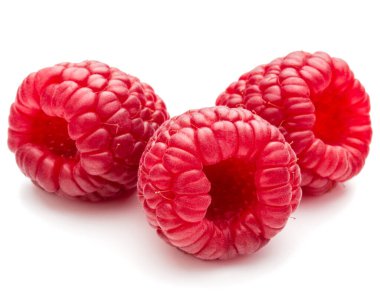 Beyaz arka planda izole edilmiş olgun ahududular.