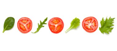 Domates dilimleri ve salata yapraklarından oluşan yaratıcı bir düzen. Düz yerde, üst tarafta. Yemek konsepti. Beyaz arka planda izole edilmiş sebzeler. Gıda malzemeleri kusursuz desen.